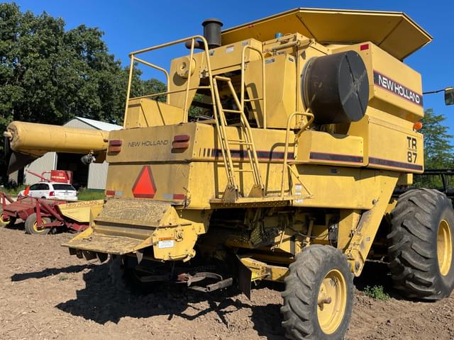 Image of New Holland TR87 equipment image 2