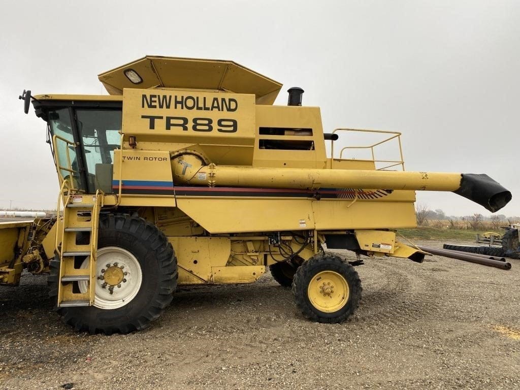 New Holland TR89 Equipment Image0