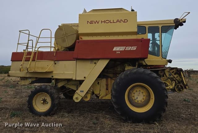 Image of New Holland TR95 equipment image 3