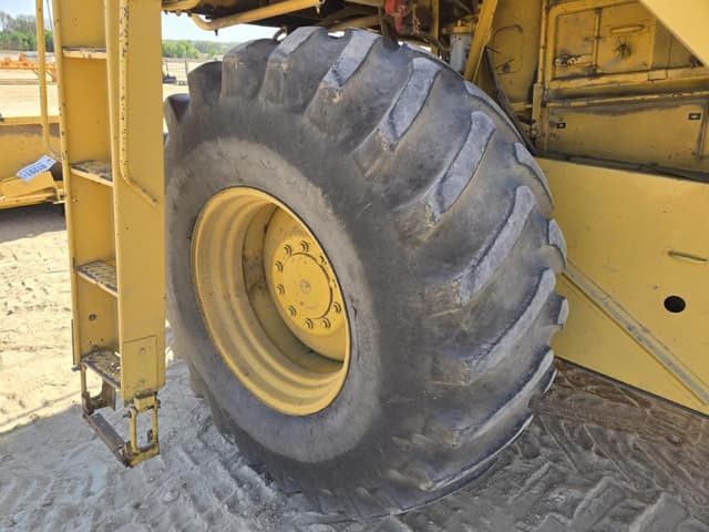 Image of New Holland TR97 equipment image 4