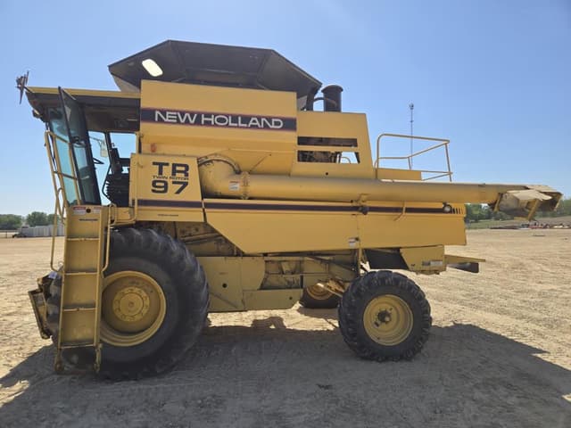 Image of New Holland TR97 equipment image 3