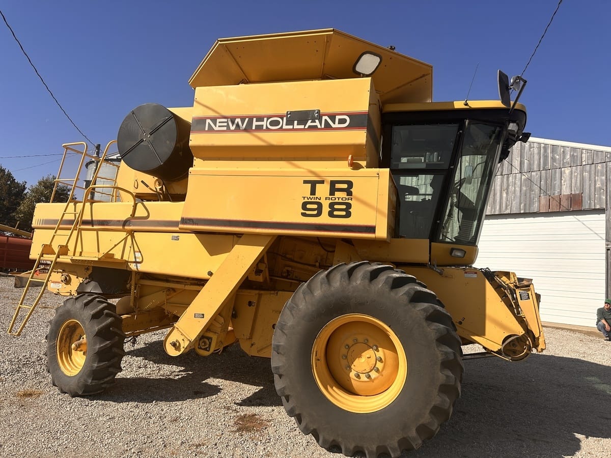 1998 New Holland TR98 Equipment Image0