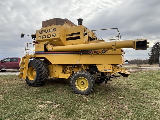 Image of New Holland TR99 equipment image 1