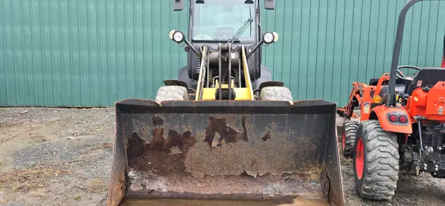 Image of New Holland W80C equipment image 2