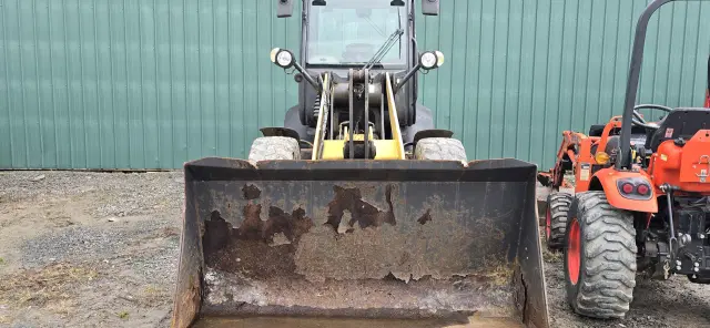 Image of New Holland W80C equipment image 2