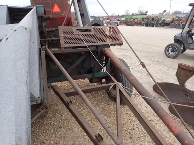 Image of New Idea 323 equipment image 4