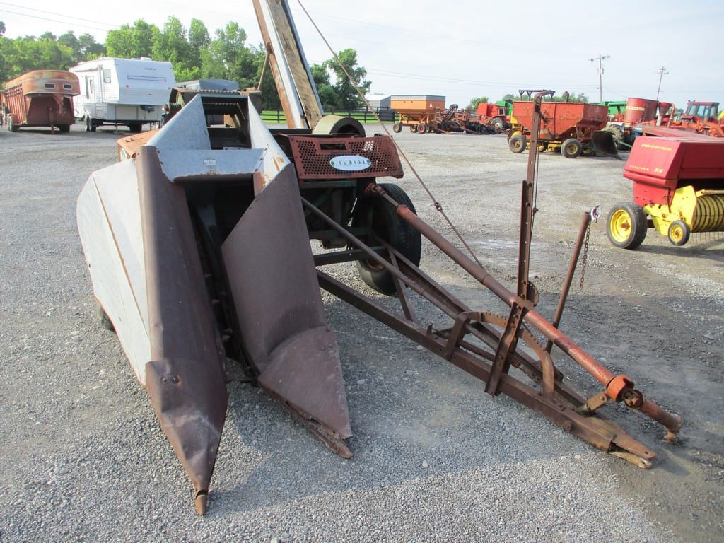 New Idea 323 Equipment Image0