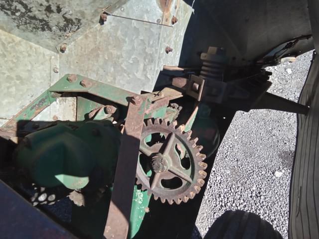 Image of New Idea 323 equipment image 2