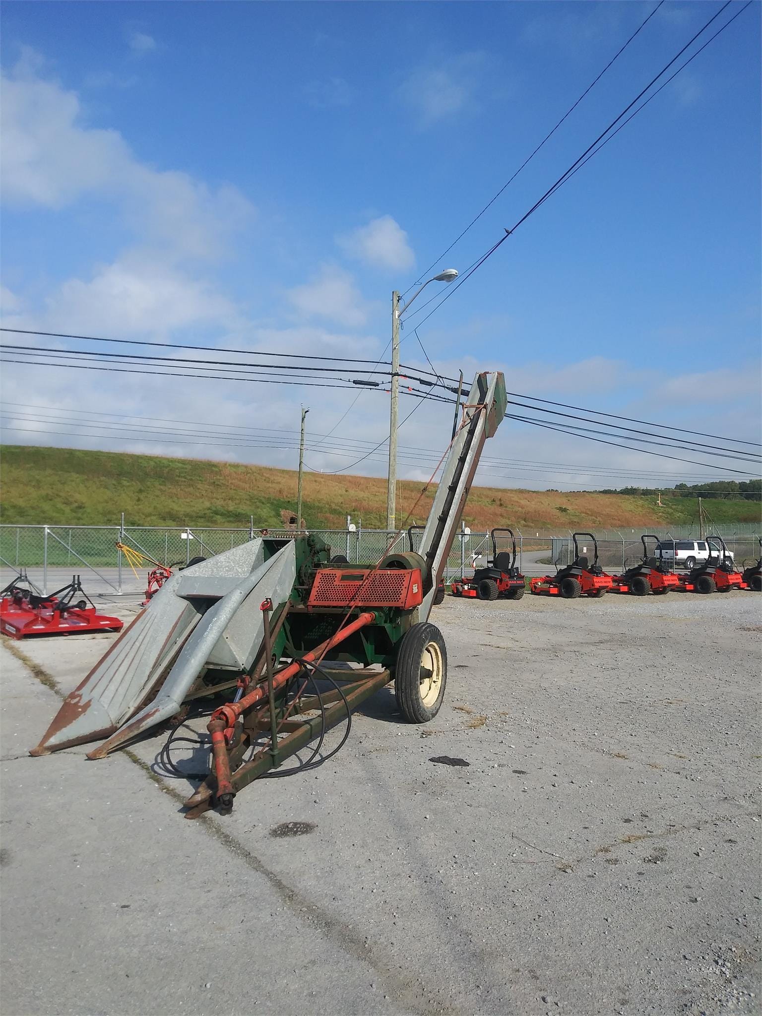 New Idea 323 Equipment Image0