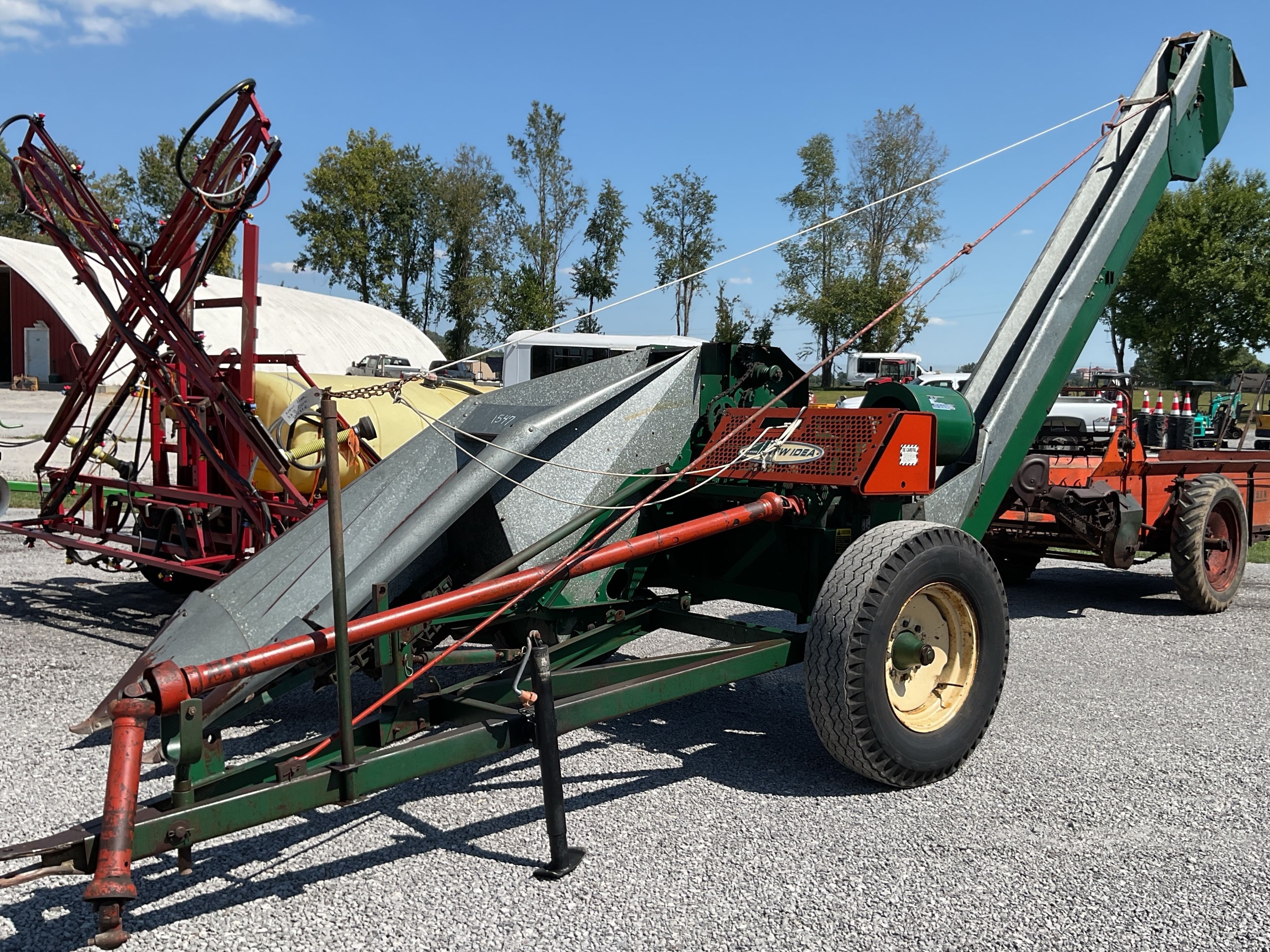 New Idea 323 Equipment Image0