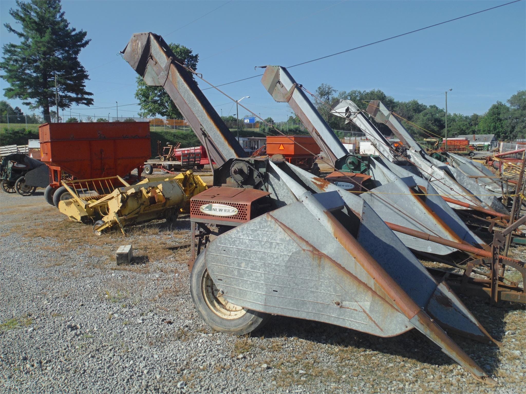 New Idea 323 Equipment Image0