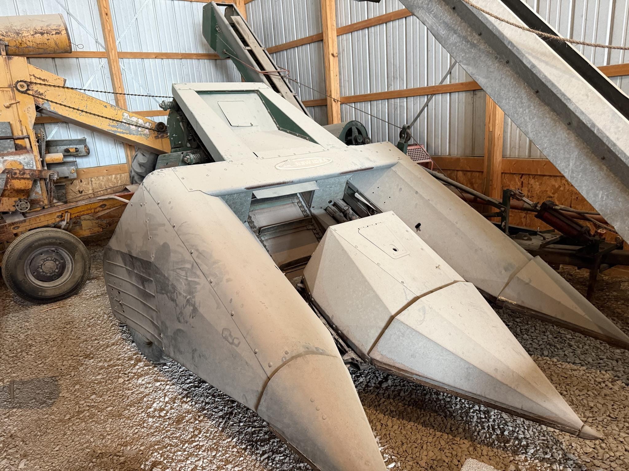 New Idea 324 Equipment Image0