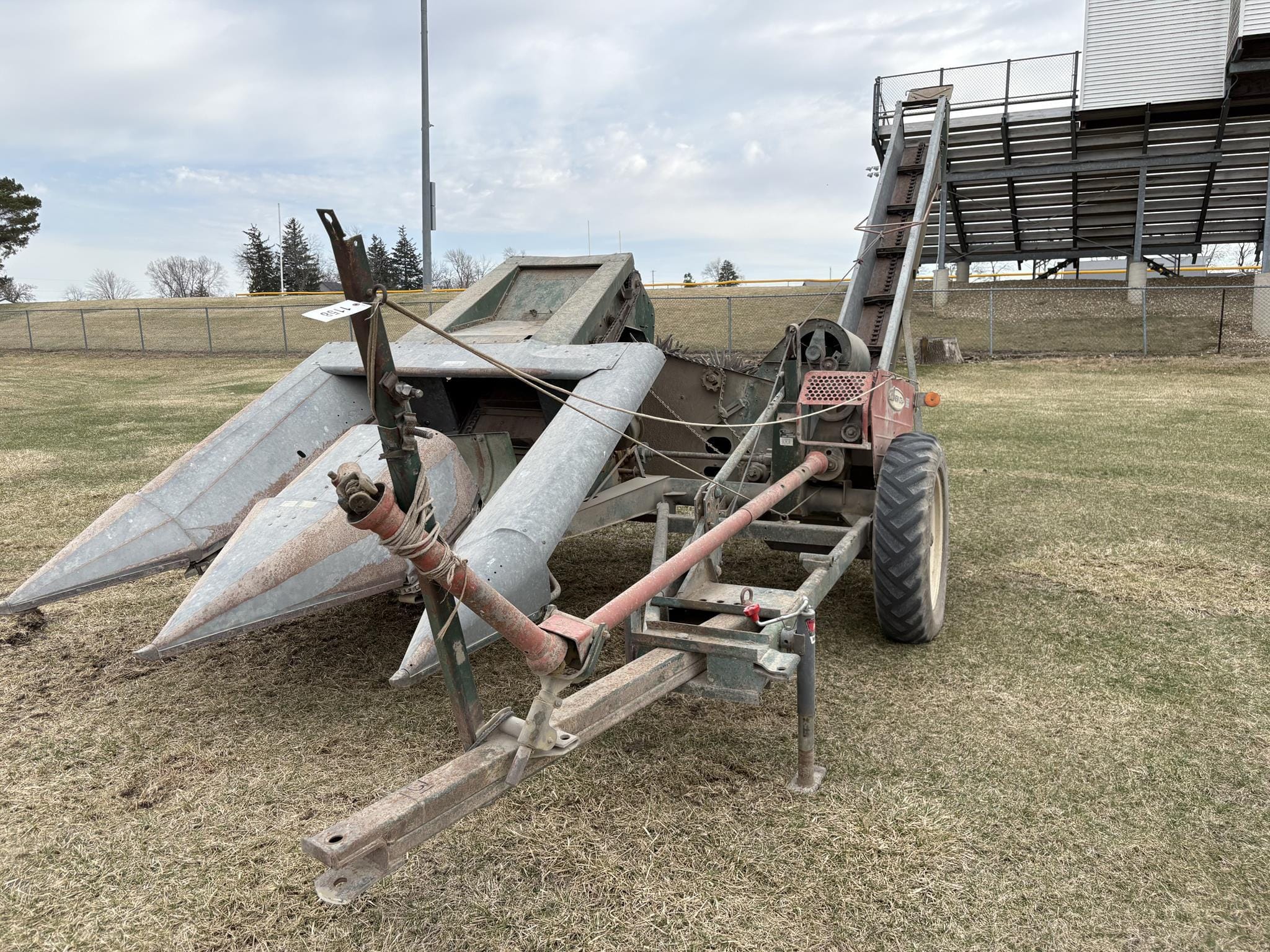 New Idea 324 Equipment Image0