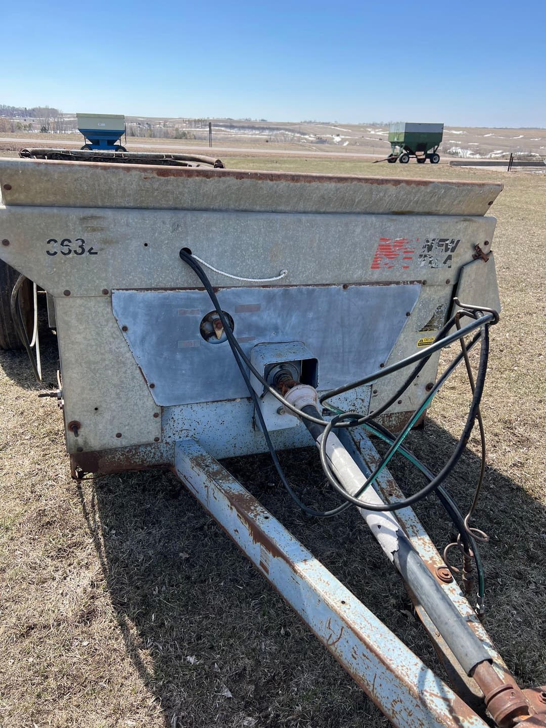 New Idea 3632 Manure Handling Manure Spreaders Dry for Sale Tractor