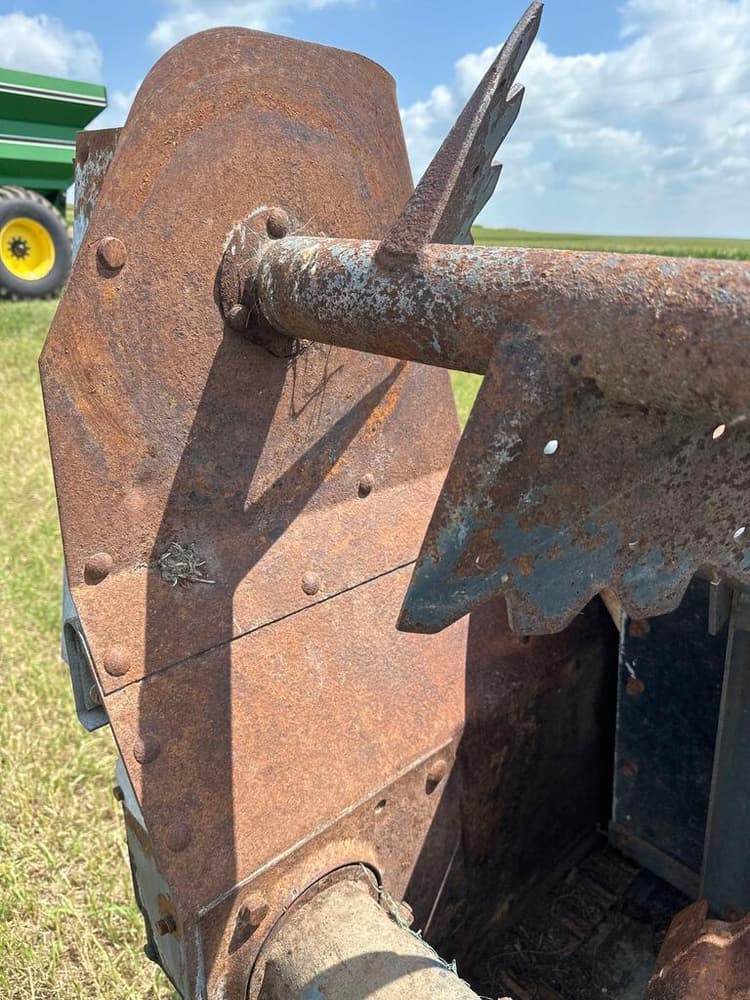 New Idea 3632 Manure Handling Manure Spreaders Dry for Sale Tractor