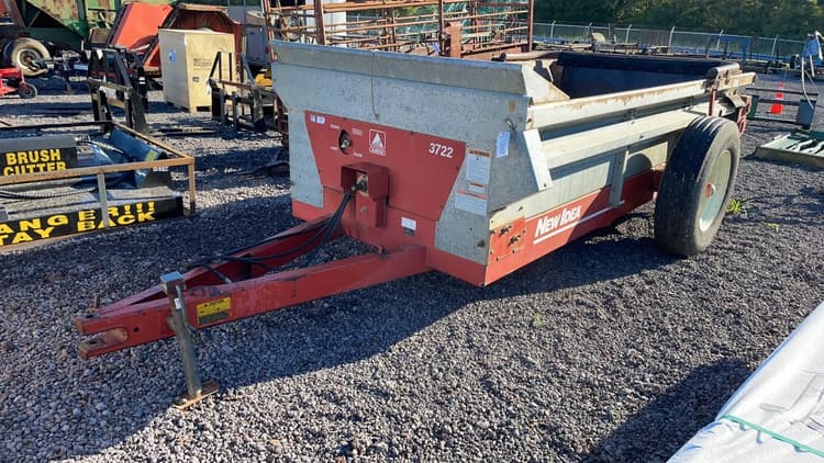 SOLD - New Idea 3722 Manure Handling Manure Spreaders - Dry | Tractor Zoom
