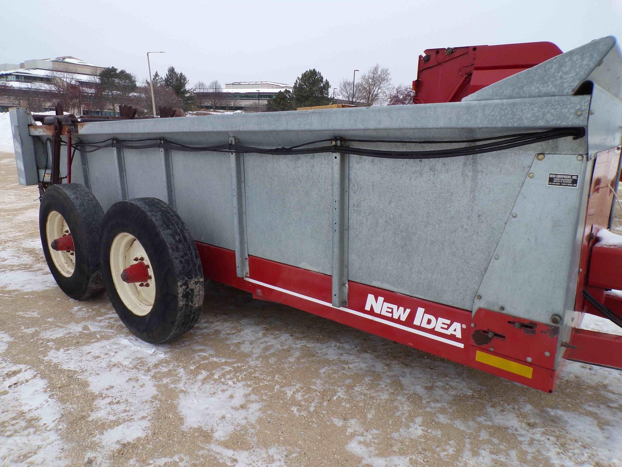 New Idea 3743 Equipment Image0