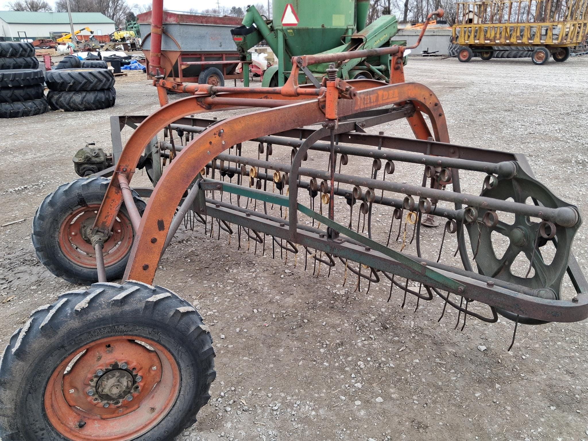 New Idea 402 Equipment Image0