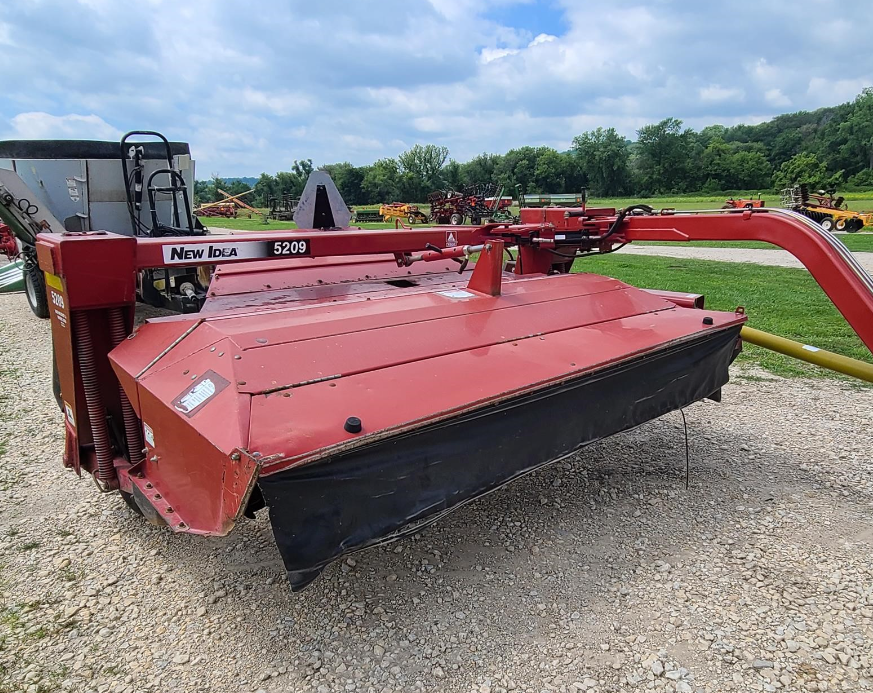 SOLD - New Idea 5209 Hay and Forage | Tractor Zoom