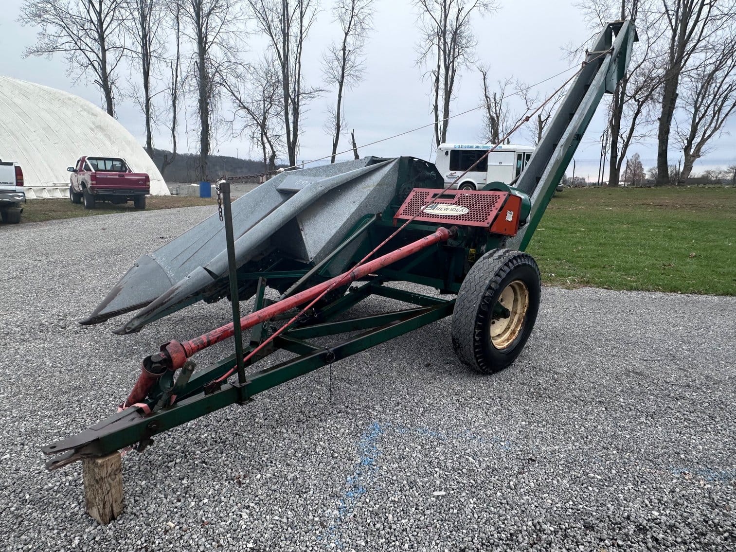 New Idea 323 Equipment Image0