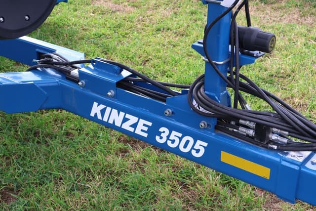 Image of Kinze 3505 equipment image 2