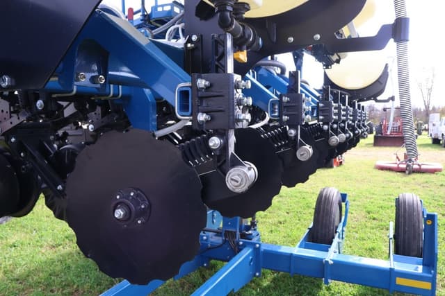 Image of Kinze 3505 equipment image 3