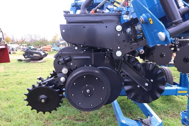 Image of Kinze 3505 equipment image 4