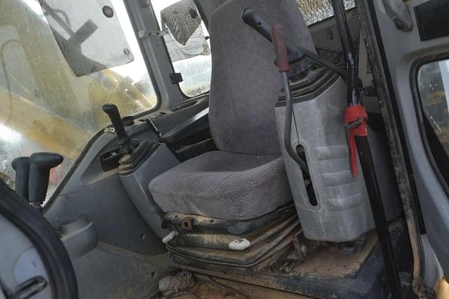 Image of New Holland E160 equipment image 4