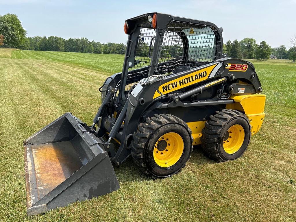 Main image New Holland L220