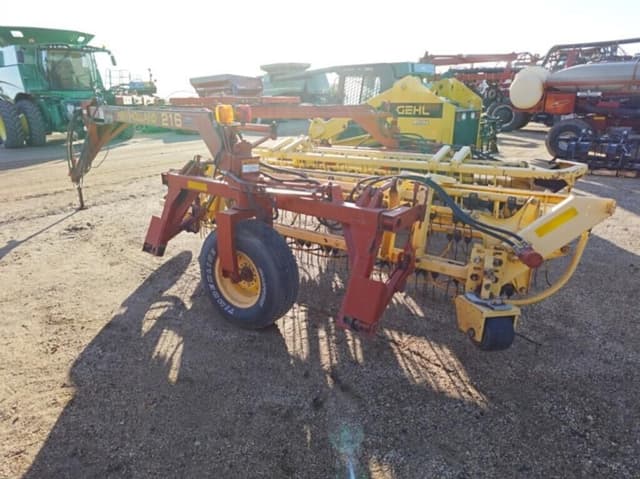 Image of New Holland 216 equipment image 4