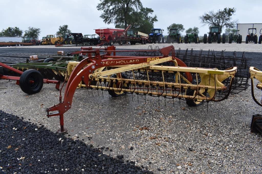 New Holland 258 Equipment Image0