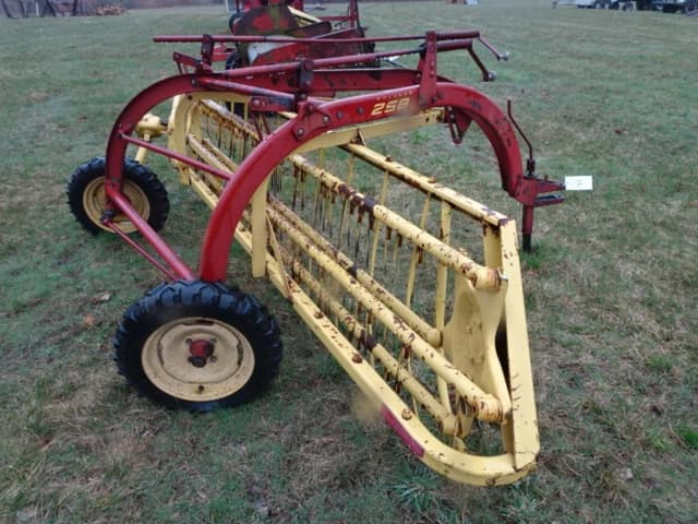 Image of New Holland 258 equipment image 4