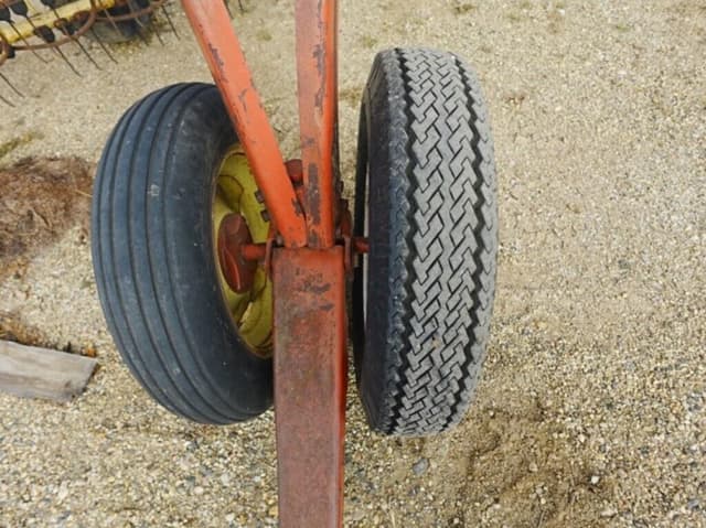 Image of New Holland 258 equipment image 4