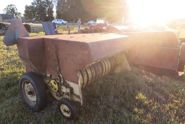 Image of New Holland 268 equipment image 4