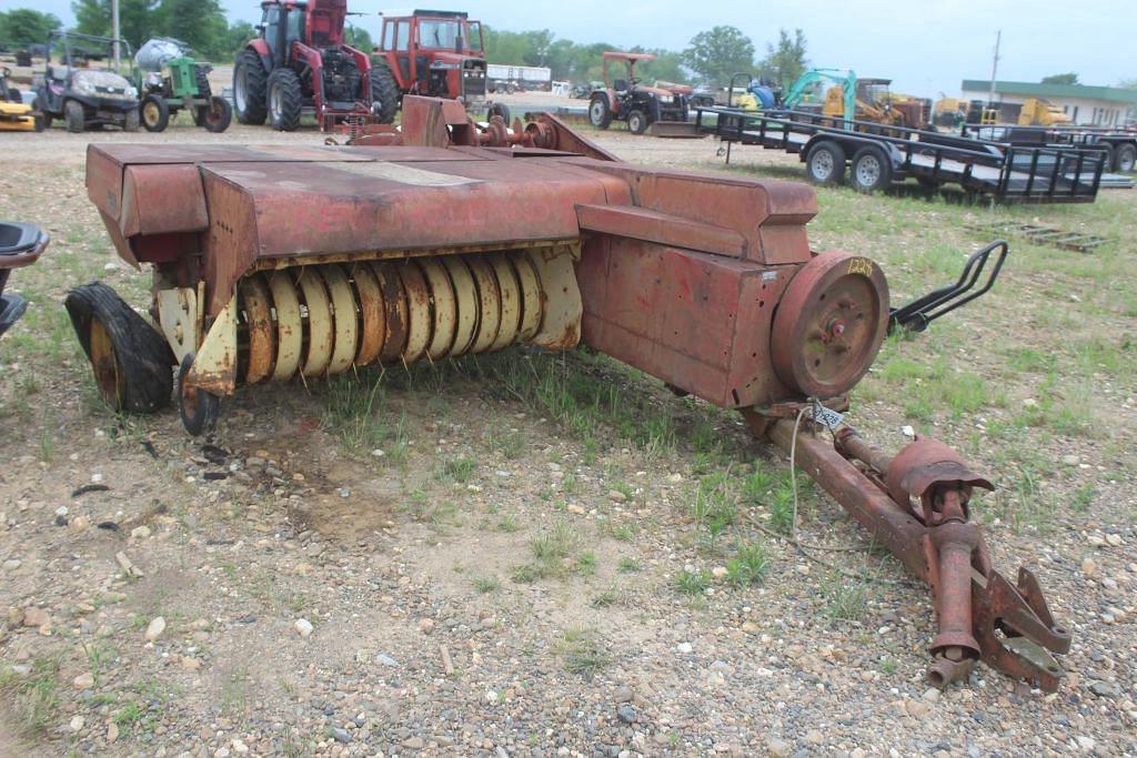 Image of New Holland Hayliner 273 Image 0