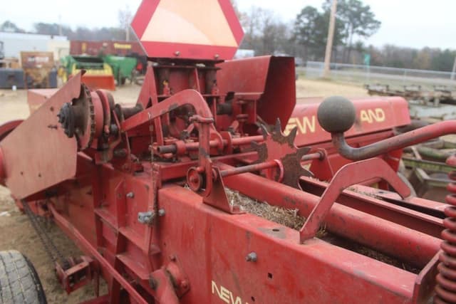 Image of New Holland 273 equipment image 4