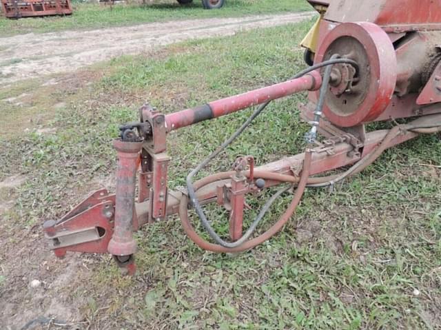 Image of New Holland 275 equipment image 2
