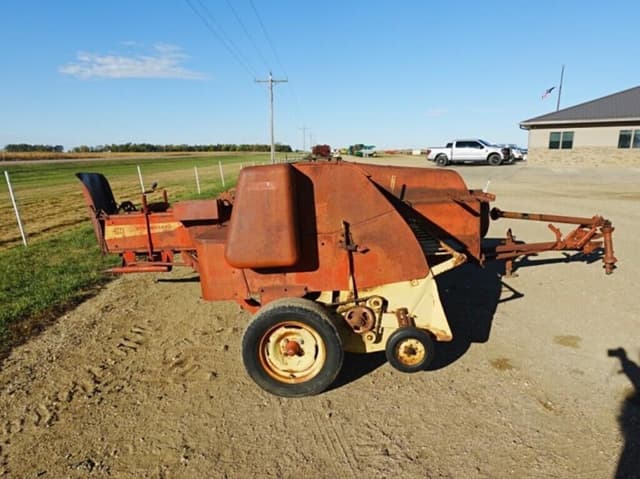 Image of New Holland 282 equipment image 1