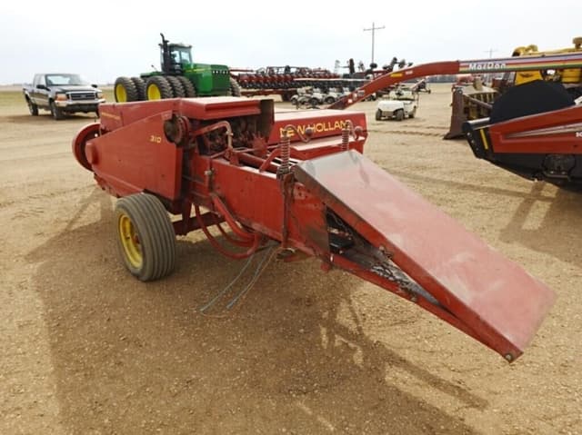Image of New Holland 310 equipment image 3
