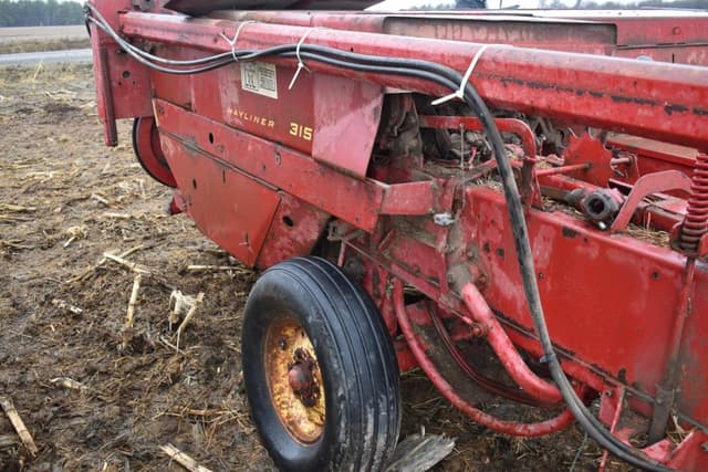 Image of New Holland Hayliner 315 equipment image 2