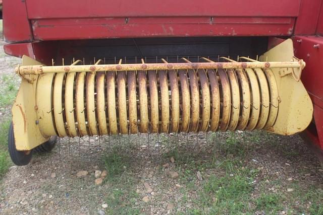 Image of New Holland Hayliner 315 equipment image 4
