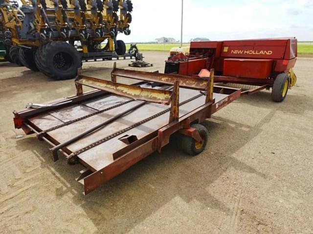 Image of New Holland 320 equipment image 2