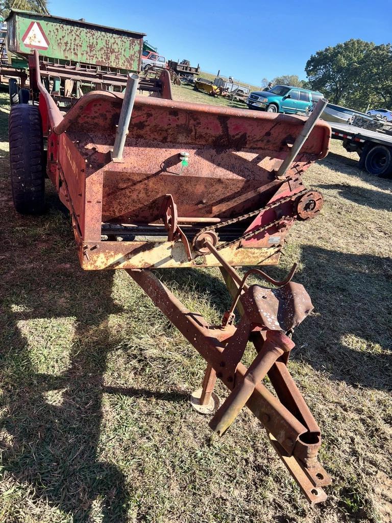 Image of New Holland 331 Image 0