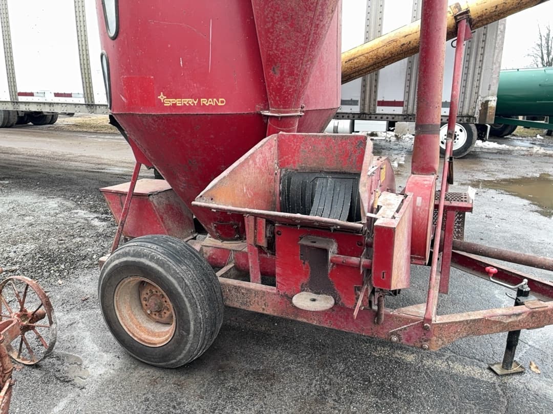 Image of New Holland 352 Image 1