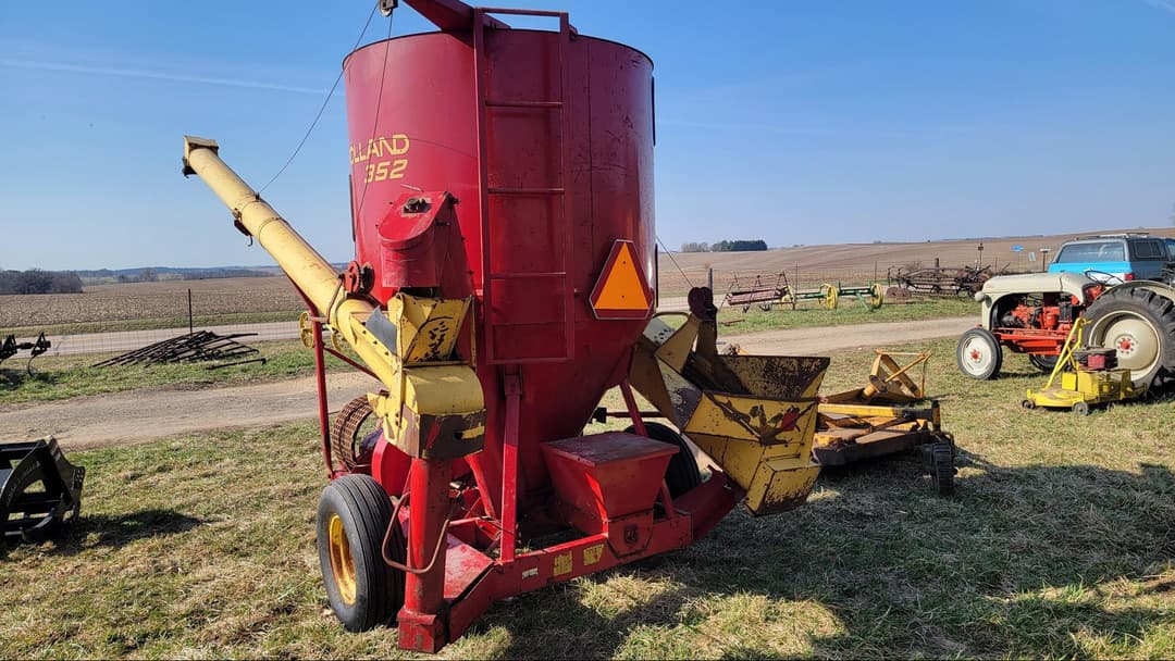 Image of New Holland 352 Image 1