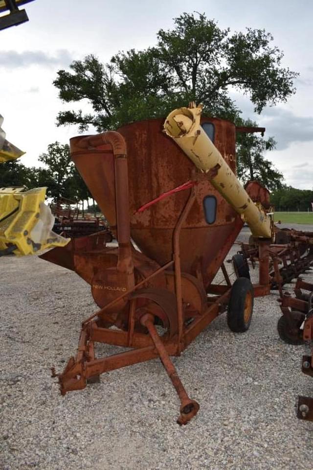Image of New Holland 352 equipment image 2