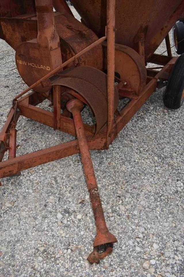 Image of New Holland 352 equipment image 4