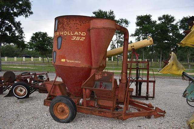 Image of New Holland 352 equipment image 1