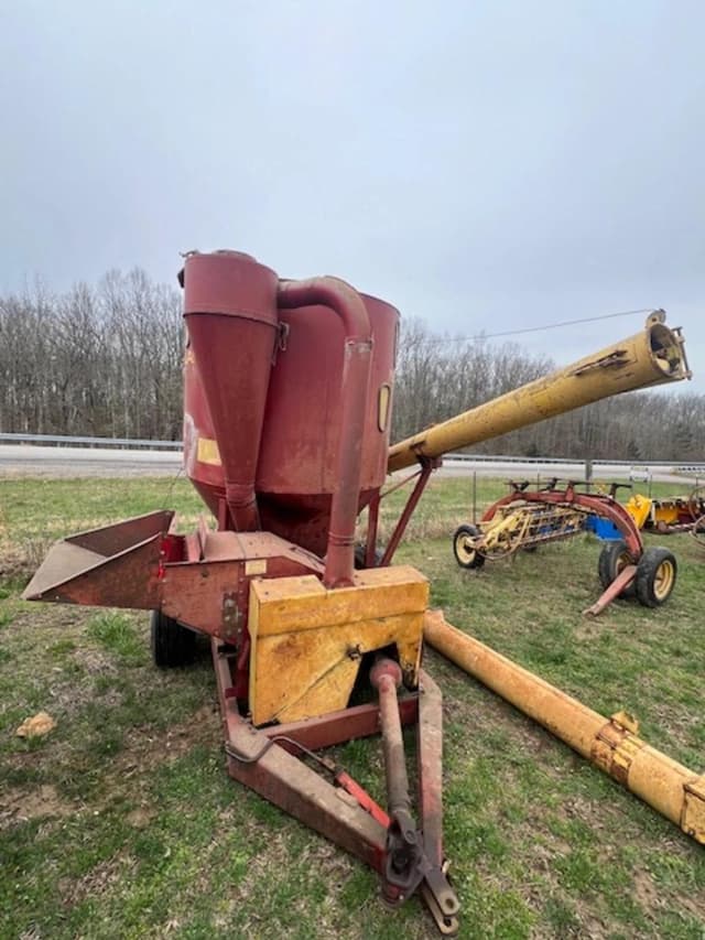 Image of New Holland 353 equipment image 2