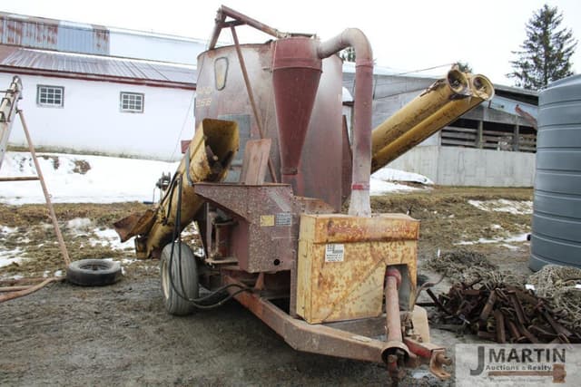 Image of New Holland 358 equipment image 1